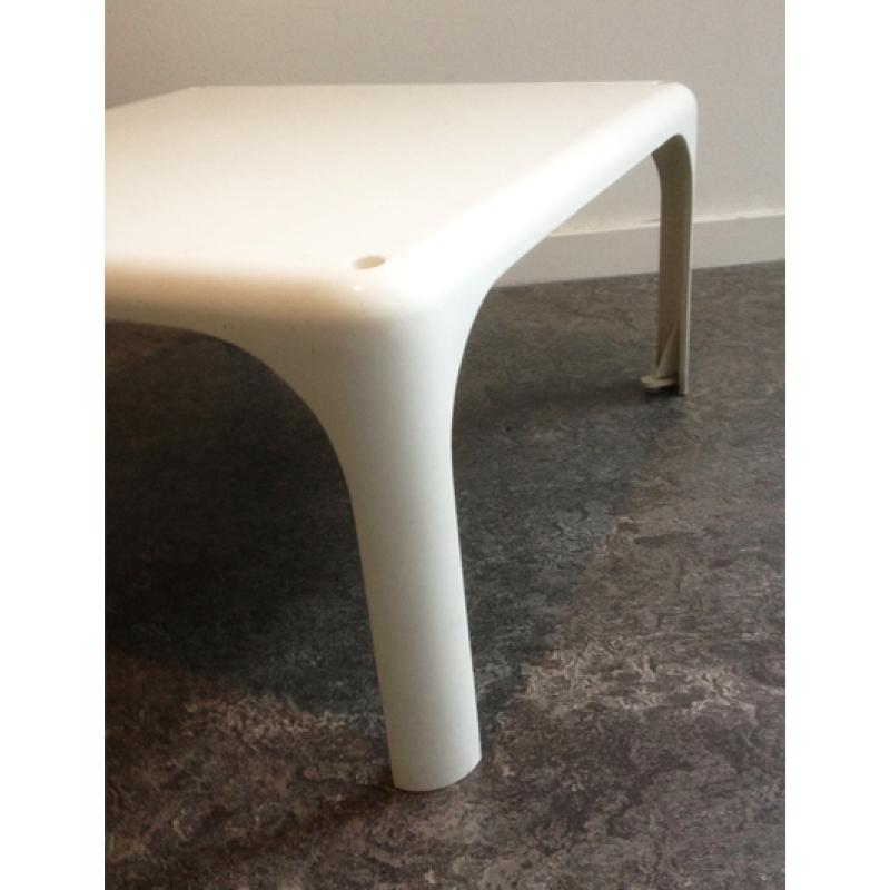 Vico Magistretti Demetrio 45 bijzettafel